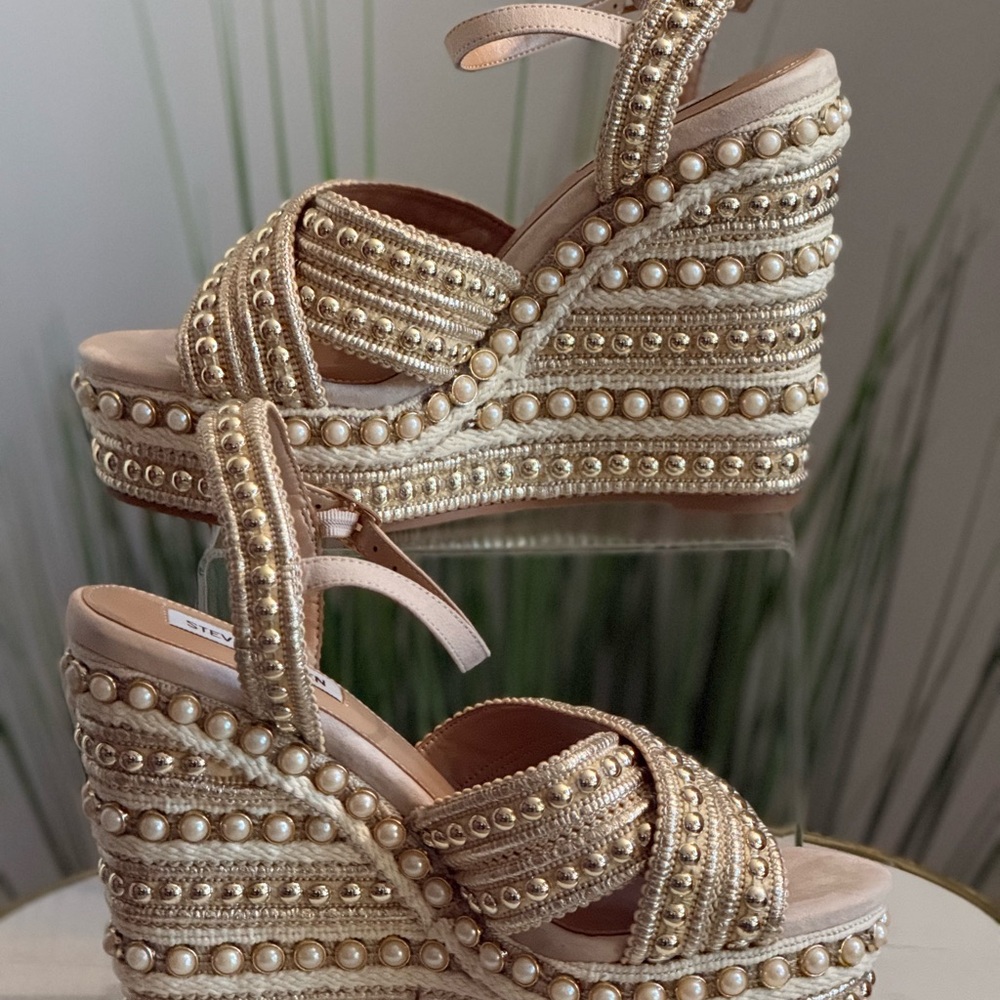 NWOB STEVE Madden Pearl-Embellished Wedge Sandals